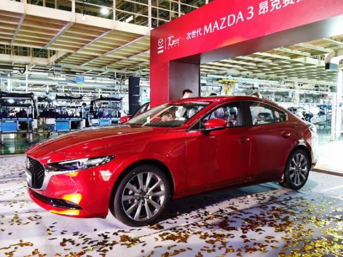 長安マツダ、新型Mazda3セダンがラインオフ