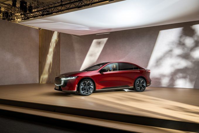 マツダ、新型バッテリーEV「MAZDA6e」をヨーロッパで初公開